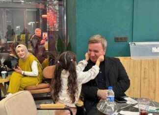 Valinin Yanağını Sıkan Küçük Çocuk Tebessüm Oluşturdu valinin-yanan-skan-kk-ocuk-tebessm-oluturdu